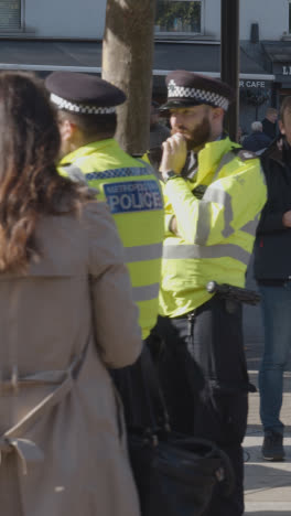 Video-Vertical-De-Policías-Fuera-Del-Estadio-Emirates-Home-Ground-Arsenal-Football-Club-London-Con-Simpatizantes-El-Día-Del-Partido